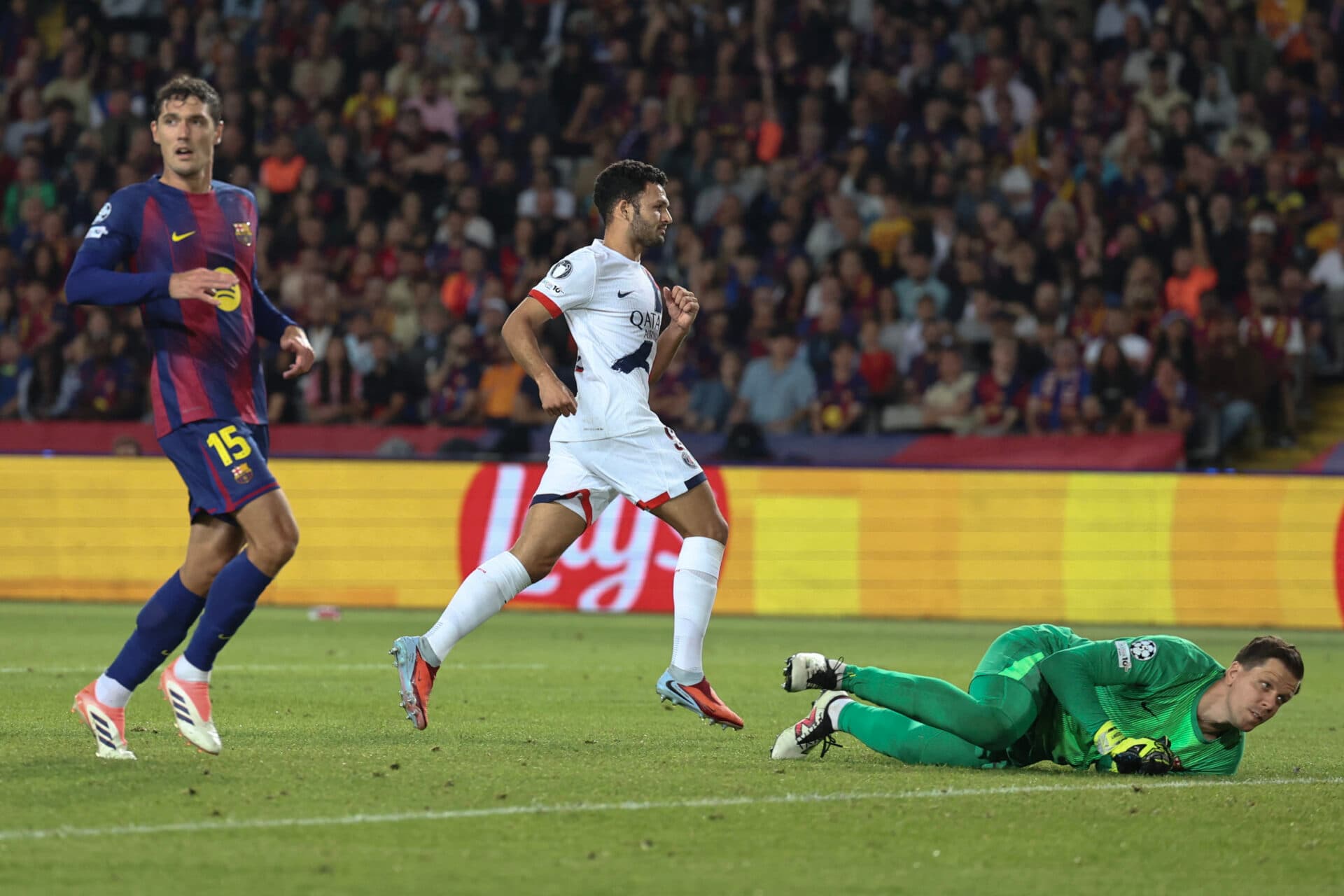 PSG vira no fim, bate Barcelona e mantém 100% na Champions