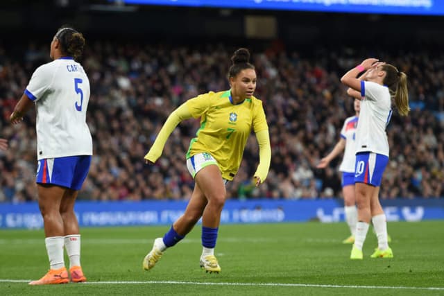 Brasil faz amistoso de superação e vence a Inglaterra em Manchester
