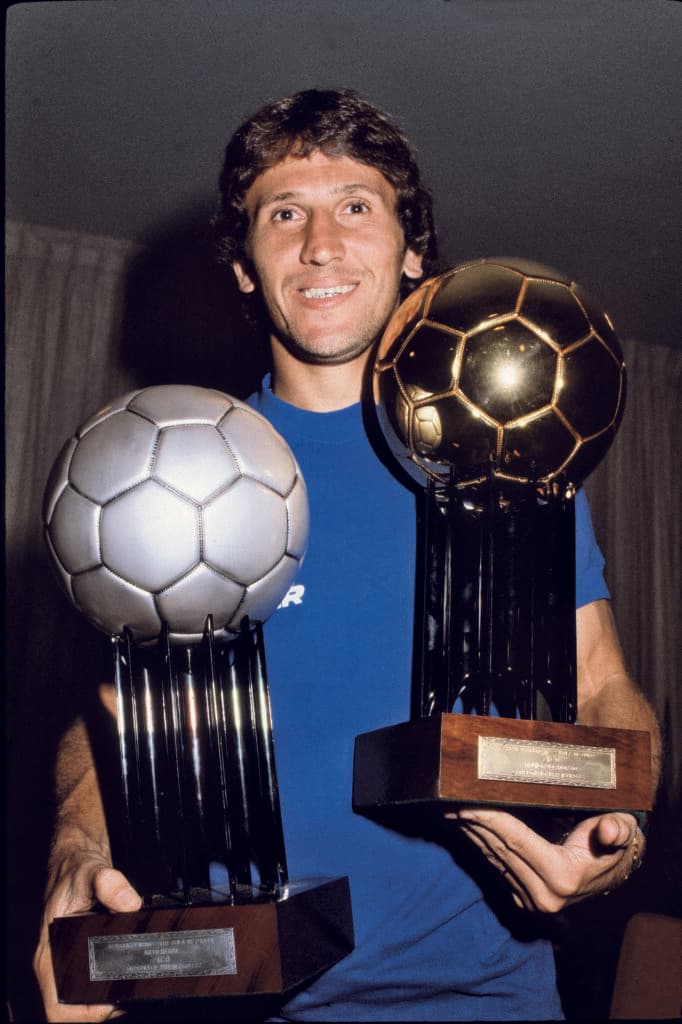 Zico posa com troféus Bola de Ouro e de artilheiro do Campeonato Brasileiro de Futebol de 1982, concedidos pela revista PLACAR. ACERVO/PLACAR