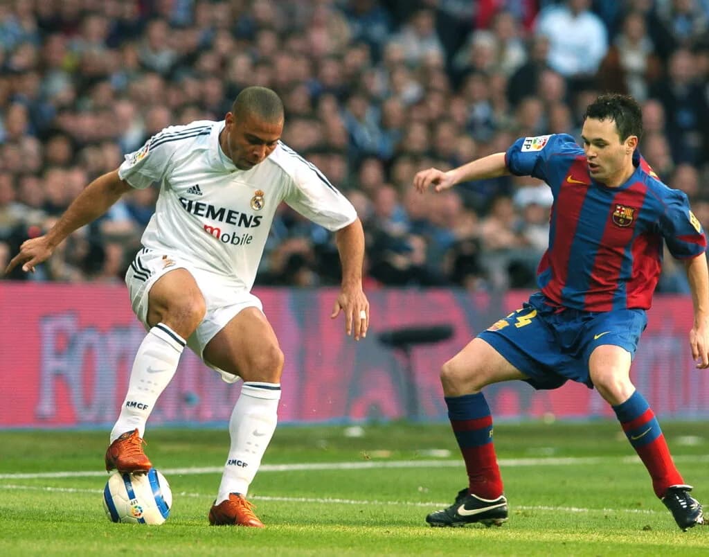 Ronaldo jogou cinco temporadas pelo Real Madrid. Na foto, é marcado por Iniesta em clássico de 2005 - EFE/Victor Lerena