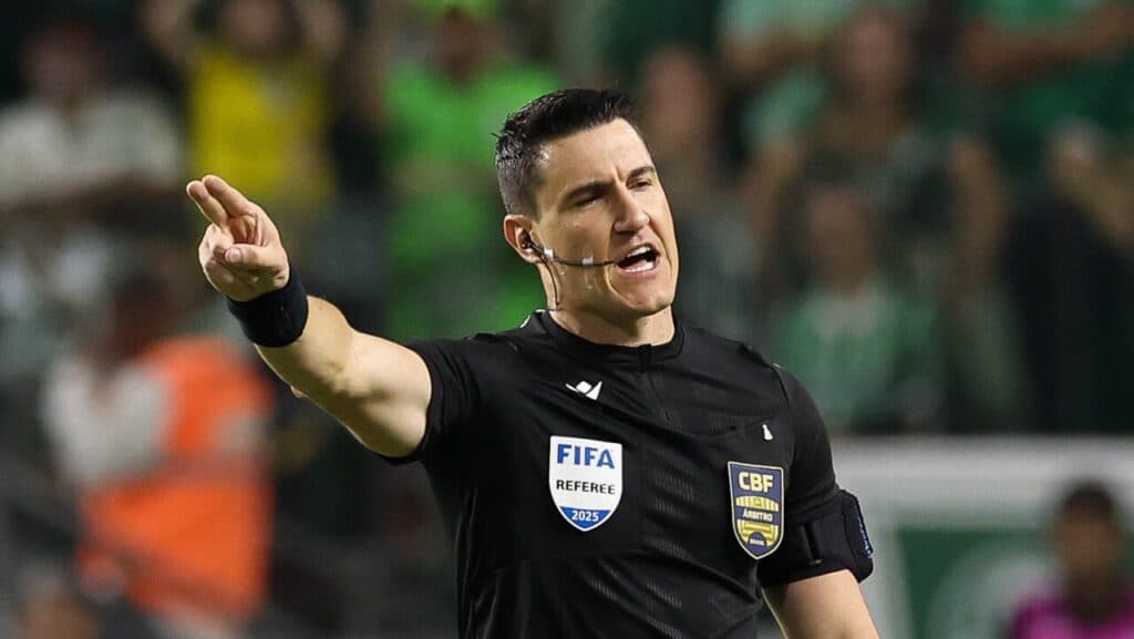 O que disseram Abel e Jardim sobre a arbitragem em Palmeiras x Cruzeiro
