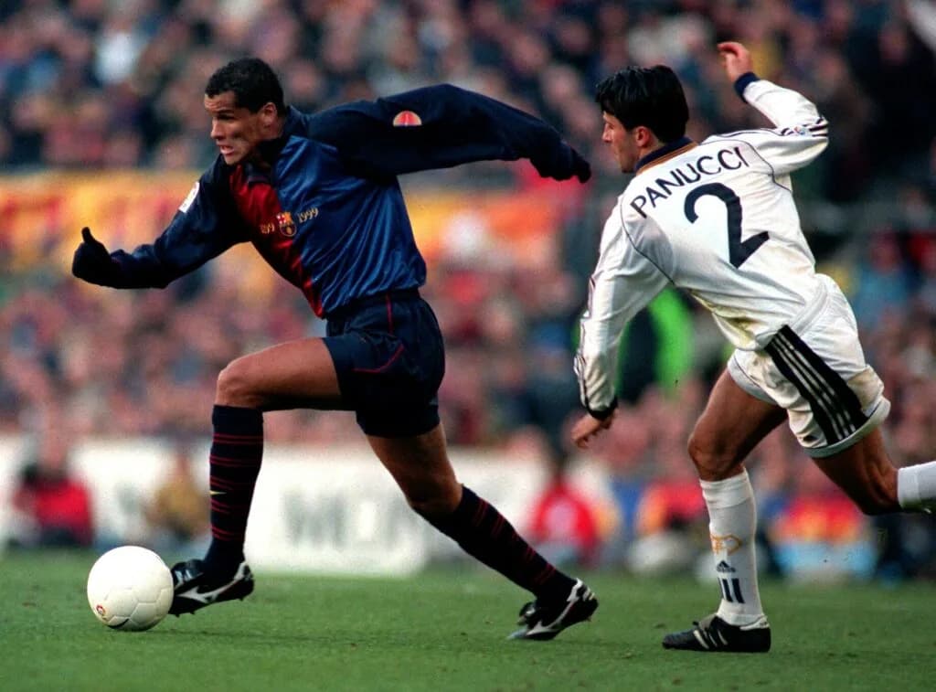 Rivaldo em ação pelo Barça em clássico da temporada 98/99 - EFE/J.M/ANDREU DALMAUCAMPEONATO NACIONAL DE LIGA 98-99PRIMERA DIVISION