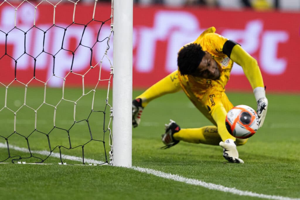 Hugo Souza brilha, Corinthians supera Bragantino e vence a 1ª no Brasileirão