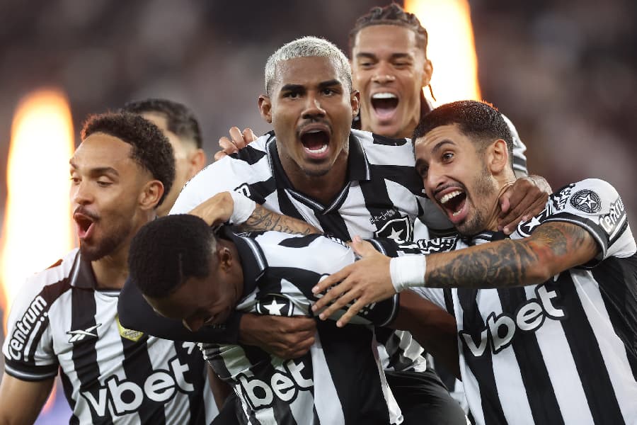 Botafogo supera Bahia em jogo movimentado e entra no G4 do Brasileirão