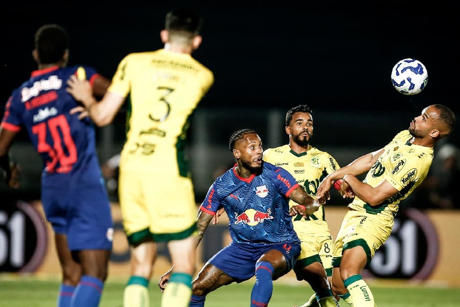 Reinaldo marca no fim, e Mirassol arranca empate com o Bragantino pelo Brasileirão