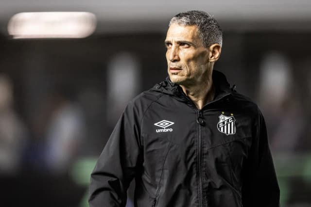 VAR protagonista: Vitória vence Santos com pênalti polêmico na Vila