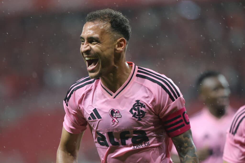 Sob chuva, Inter vence Botafogo com autoridade e respira no Brasileirão