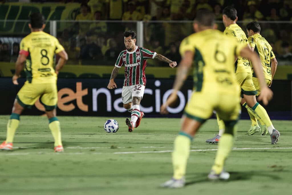 Mirassol aproveita erro, vence Fluminense e retorna ao G-4 do Brasileirão