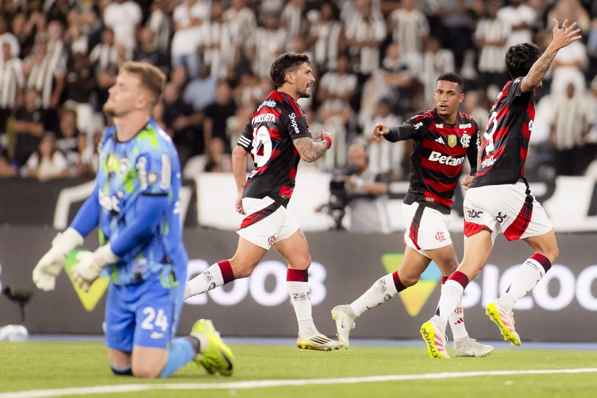 Flamengo vence clássico contra Botafogo e segue na cola do Palmeiras