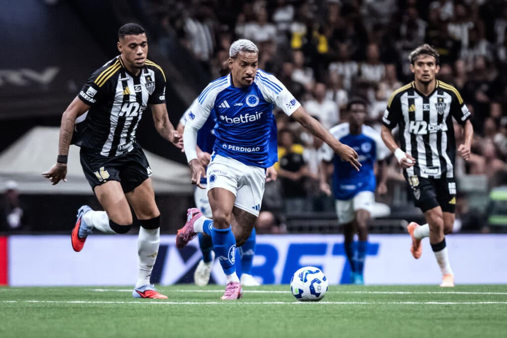 Atlético e Cruzeiro empatam em clássico com arbitragem caótica