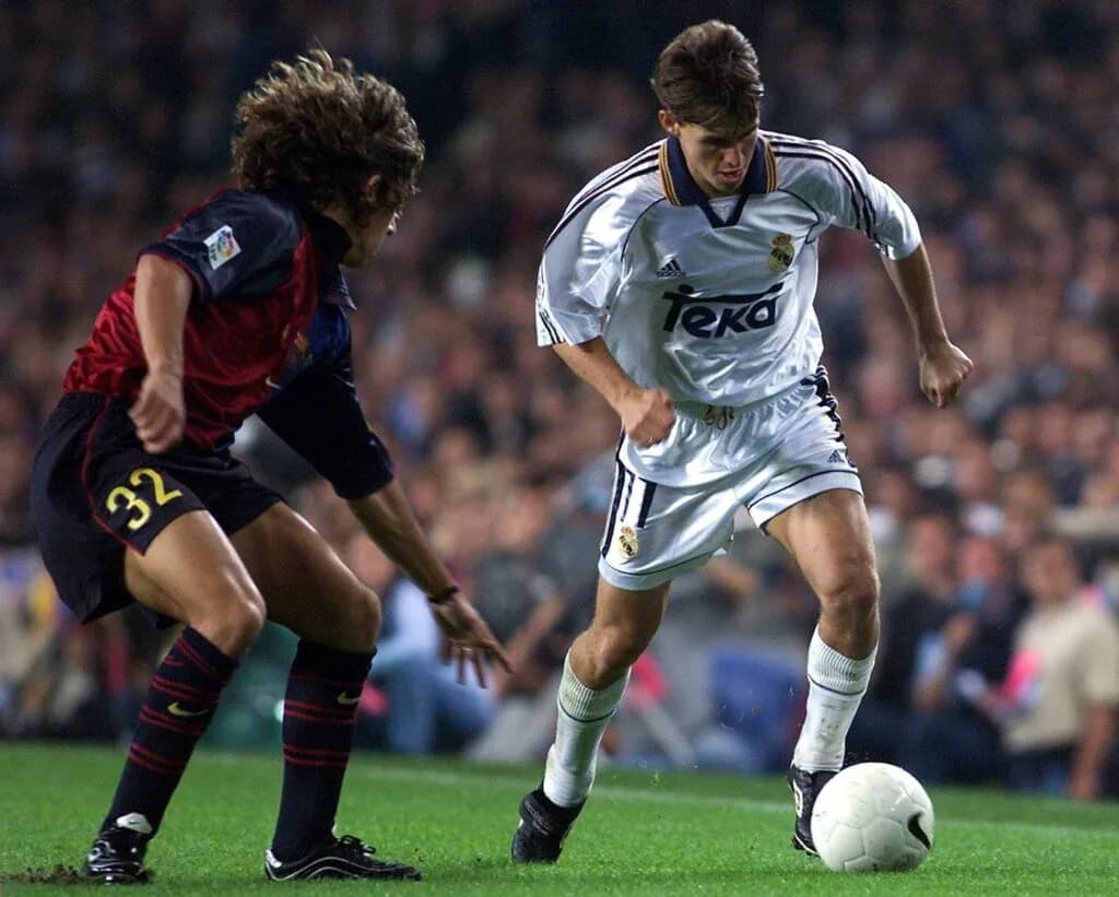 Sávio encara a marcação de Puyol em clássico em 1999 -EFE/TONI ALBIR/IMAGEN DIGITAL/