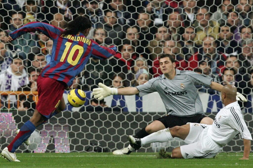 Ronaldinho Gaúcho foi aplaudido pela torcida do Real Madrid no Bernabéu ao marcar dois golaços em 2005 - EFE/J. C. Hidalgo