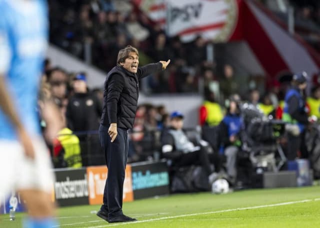 Antonio Conte se candidata ao cargo de técnico da Itália