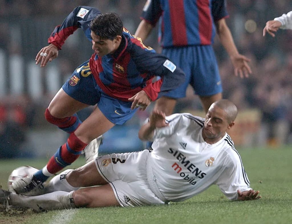 Roberto Carlos disputa com Quaresma em clássico de 2003 -EFE / Albert Olive