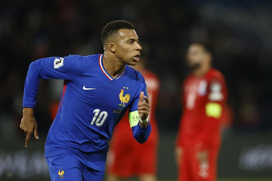 Mbappé comanda, França domina Azerbaijão e segue 100% nas Eliminatórias