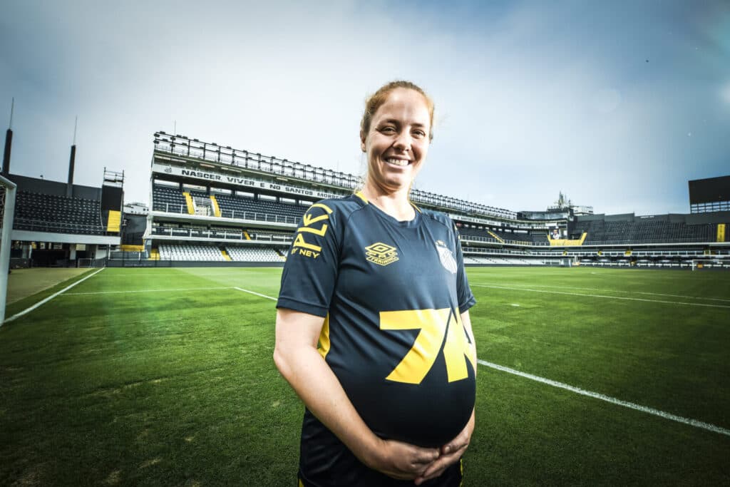 Ketlen: a mamãe-artilheira do Santos que venceu projeções contrárias