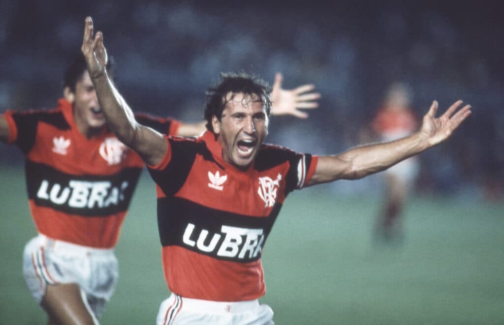 Zico, do Flamengo, comemorando gol contra o Botafogo, pelO Campeonato Carioca, no Maracanã. ACERVO/PLACAR