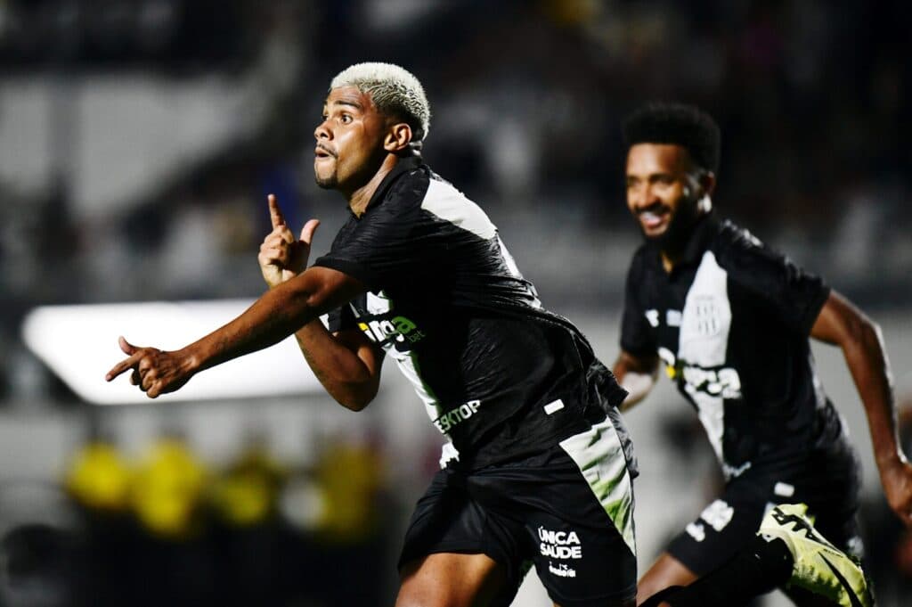 Luiz Felipe marcou o segundo gol da Ponte Preta contra o Guarani - Alexandre Battibugli/PLACAR