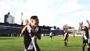 Bruno Lopes abriu placar para Ponte Preta contra Guarani - Alexandre Battibugli/PLACAR