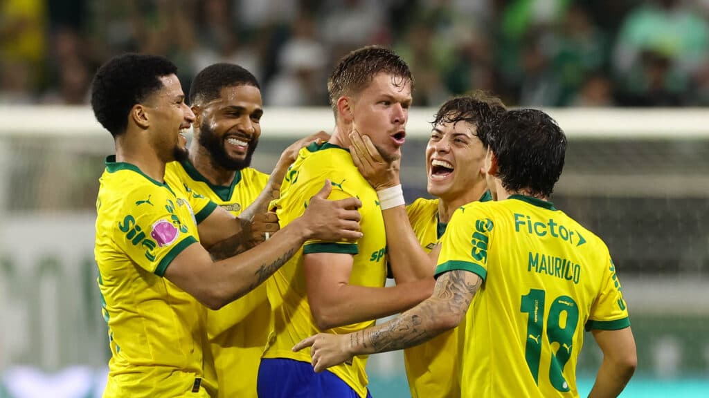 Palmeiras atropela Bragantino e mantém vantagem na liderança