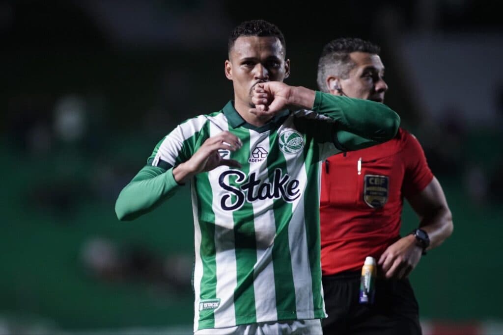 Juventude vence RB Bragantino e respira na luta contra o Z-4