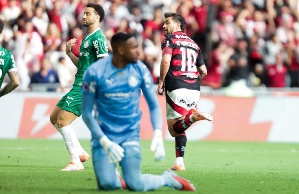 Flamengo vence Palmeiras no Maracanã e embola disputa pelo título