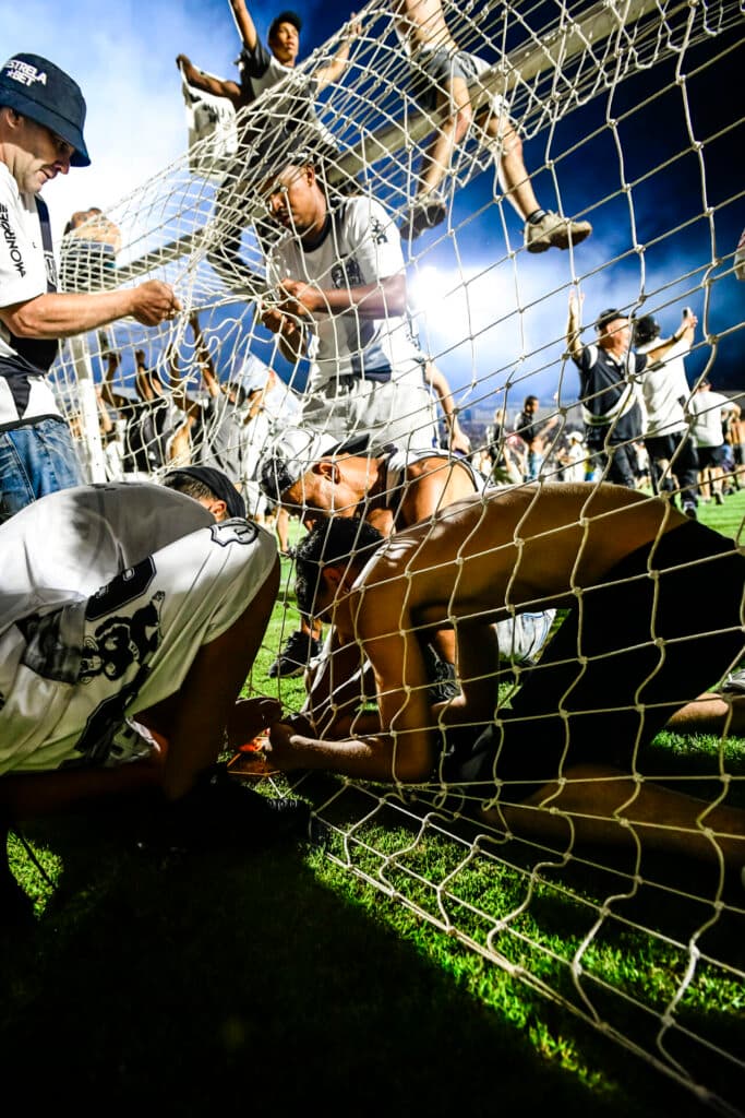Torcedores correram para guardar uma lembrança da festa do primeiro título da Ponte - Alexandre Battibugli/PLACAR