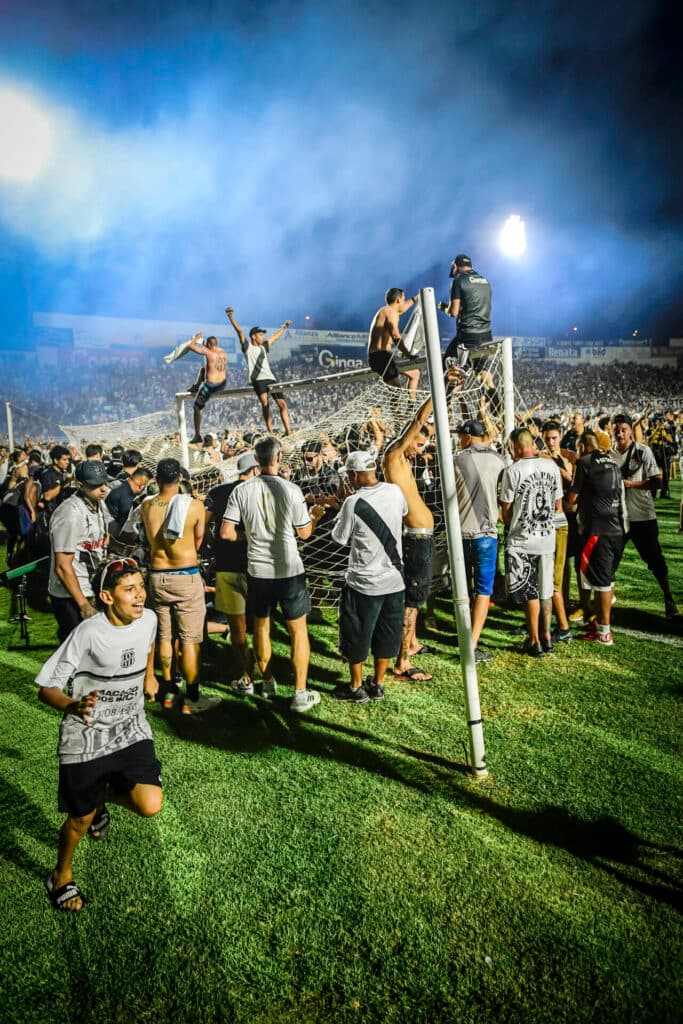 Ao final da partida, milhares de pessoas invadiram o campo para comemorar o título da Ponte - Alexandre Battibugli/PLACAR