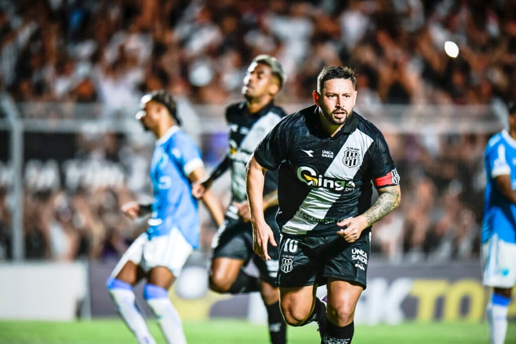 Elvis, de pênalti, fez o segundo gol da vitória da Ponte por 2 a 0 sobre o Londrina - Alexandre Battibugli/PLACAR