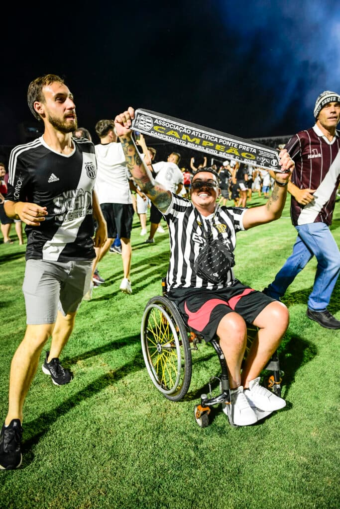 Torcedores cumpriram promessa e deram a volta olímpica no Majestoso - Alexandre Battibugli/PLACAR