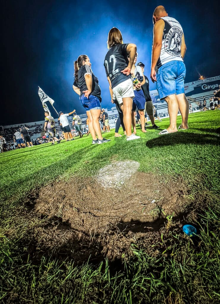 Alguns torcedores levaram tufos de grama do Moisés Lucarelli - Alexandre Battibugli/PLACAR