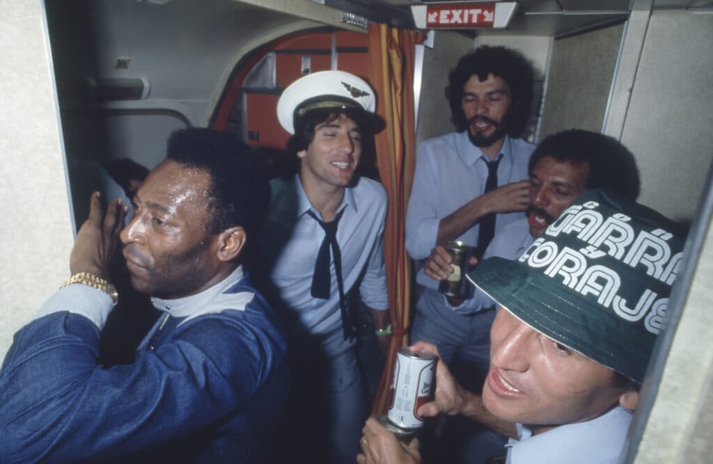 Renato Gaúcho com Pelé, Sócrates, Junior e Zico, em momento de descontração no avião - Renato dos Anjos