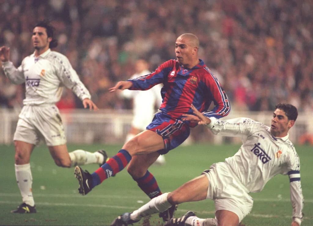Ronaldo em ação pelo Barcelona na temporada 96/97, sua única na Catalunha - EFE/J.M,