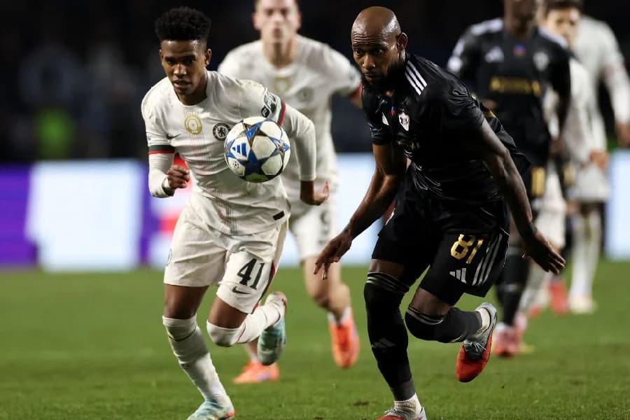 Estêvão marca, mas Chelsea cede empate ao Qarabag