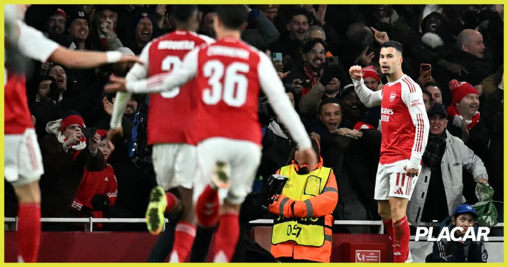 Arsenal supera desfalques, vence Brentford e dispara na liderança da Premier League