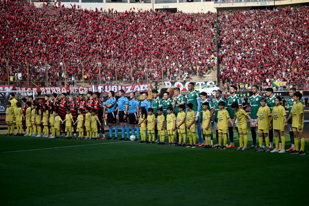 A partida começou com 15 minutos de atraso em razão do trânsito para se chegar ao estádio - ERNESTO BENAVIDES / AFP