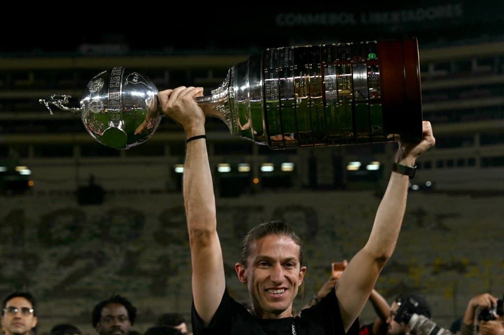 Flamengo anuncia renovação do técnico Filipe Luís