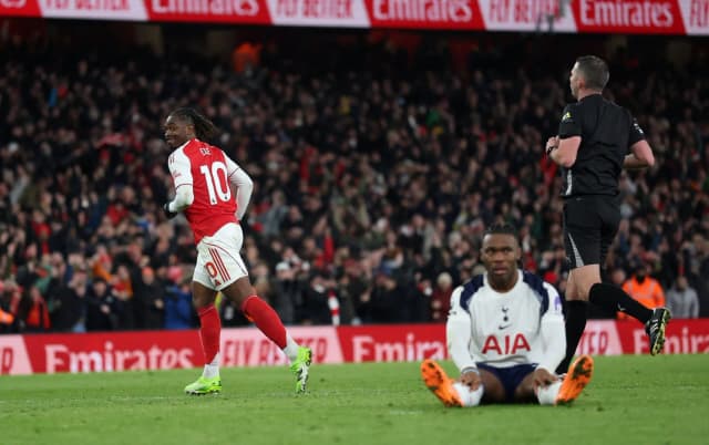 Com hat-trick de Eze, Arsenal goleia Tottenham e dispara na liderança