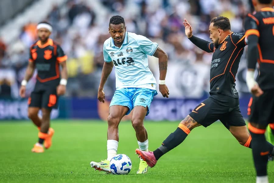 Com gol de Memphis, Corinthians bate Grêmio e sonha com Libertadores