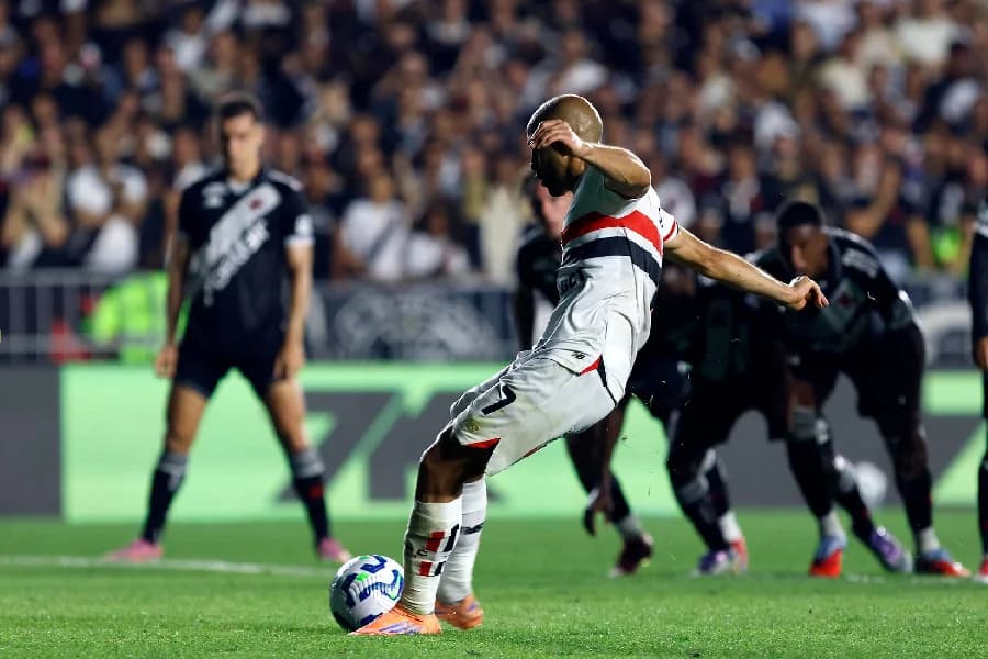 São Paulo vence Vasco em São Januário e sobe no Brasileirão