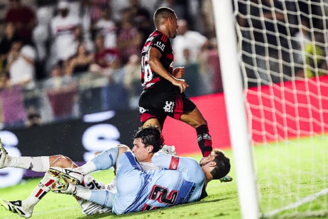 Com Plata expulso, Flamengo cede empate ao São Paulo e perde chance de liderar