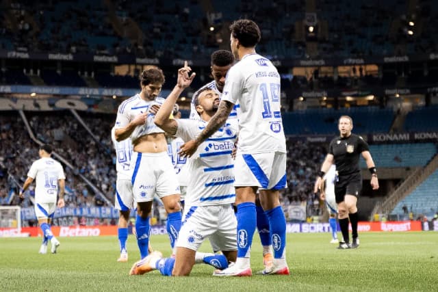 Cruzeiro vence Grêmio e cola nos líderes do Brasileirão