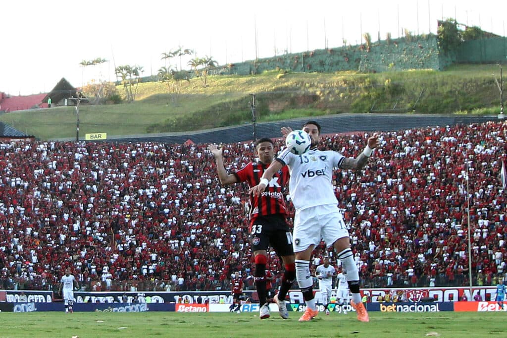 Vitória vence Mirassol, bate recorde de público e respira fora do Z4