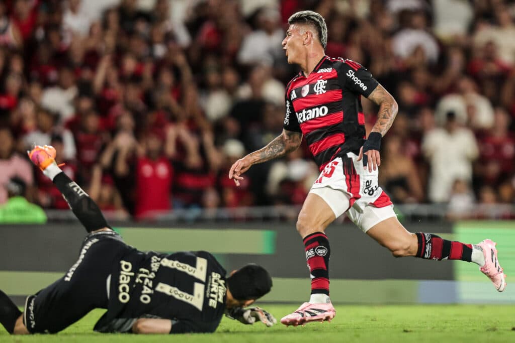 Flamengo leva susto no fim, mas vence Santos no Maracanã