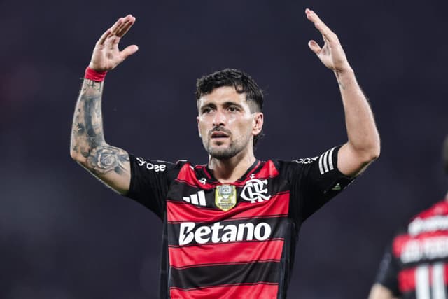 Arrascaeta supera Messi e Di María e leva Rei da América