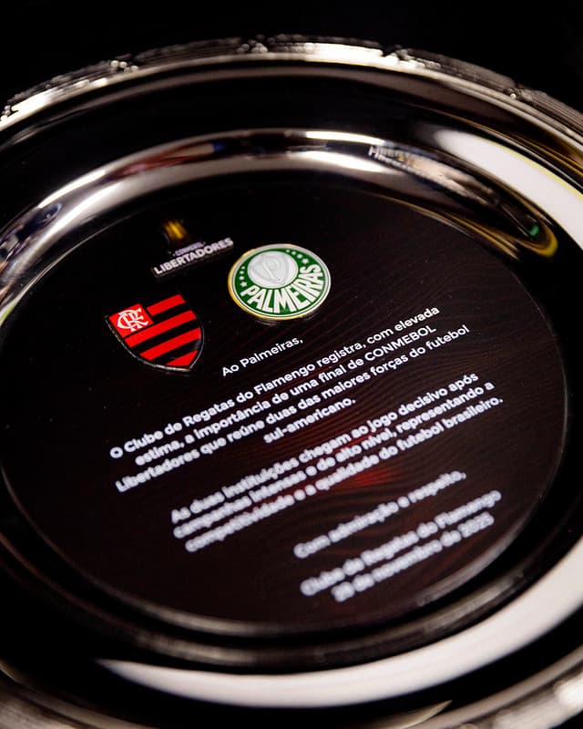 Placa entregue pelo Flamengo ao Palmeiras na final da Libertadores 2025 - Adriano Fontes/Divulgação/Flamengo