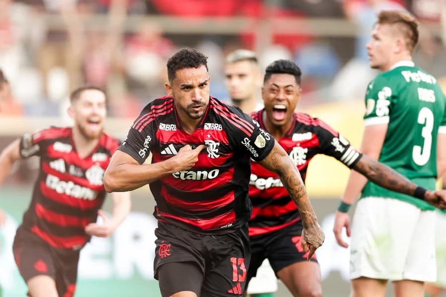 Danilo, de cabeça, marcou o gol do Flamengo aos 21 minutos do 2º tempo - GILVAN DE SOUZA/DIVULGAÇÃO/FLAMENGO