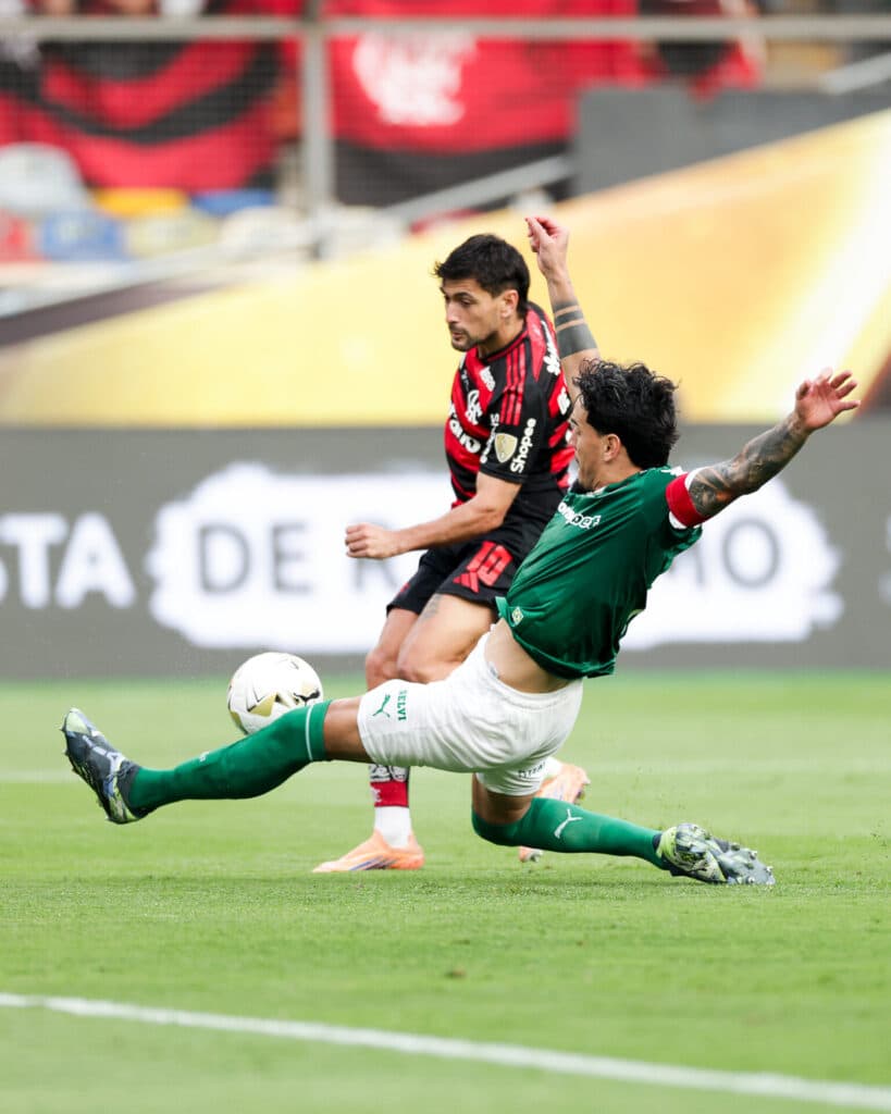 Arrascaeta ficou com o troféu de melhor da competição - GILVAN DE SOUZA/DIVULGAÇÃO/FLAMENGO