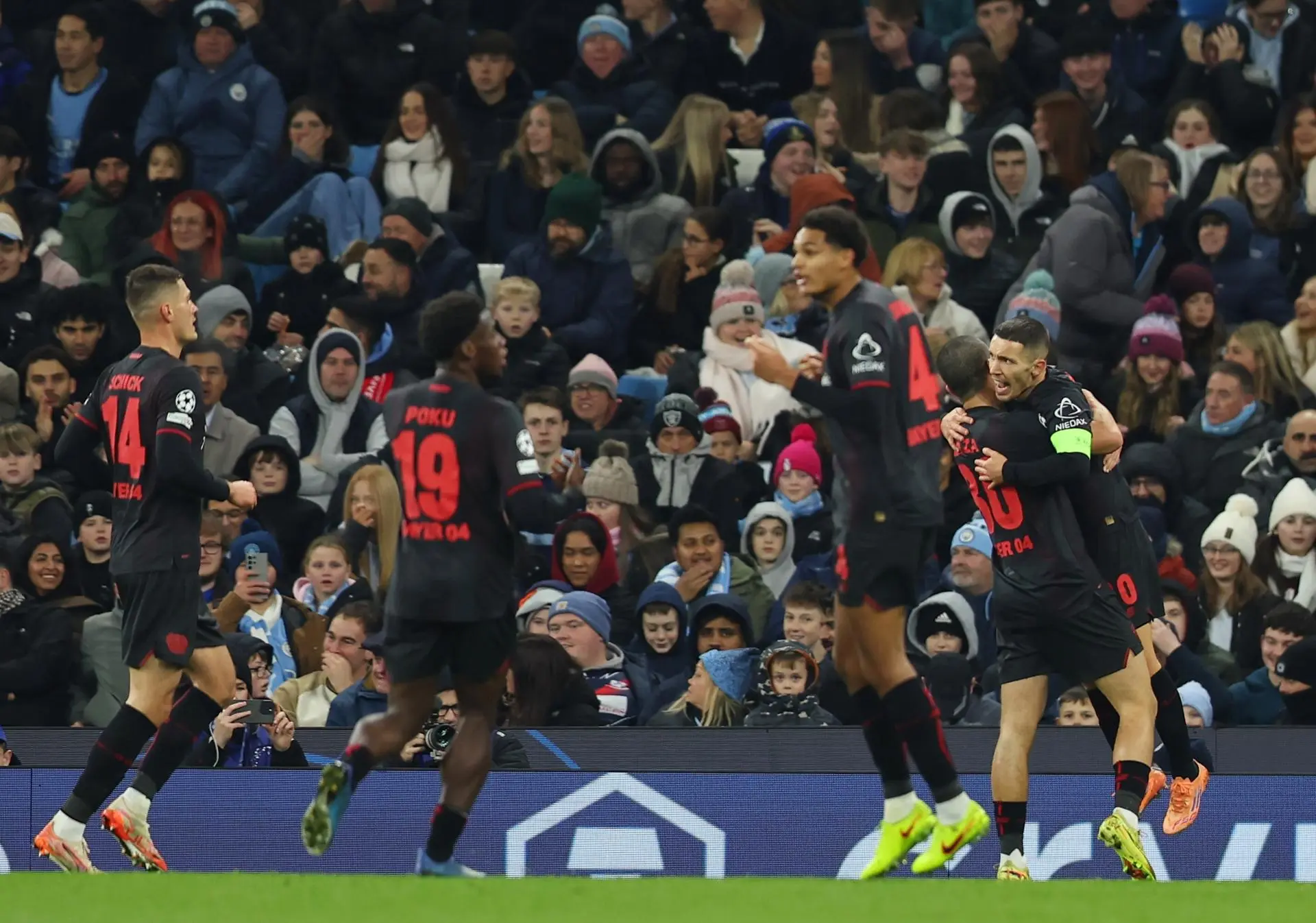 Leverkusen é letal, vence Manchester City e cala o Etihad Stadium