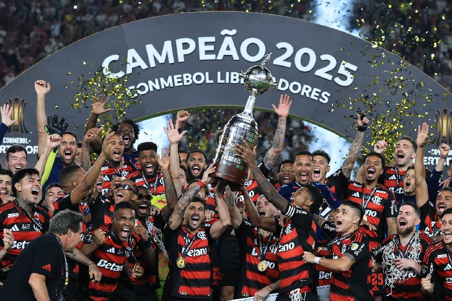 Arrascaeta e Bruno Henrique levantaram Libertadores para o Flamengo - Alexandre Neto/PLACAR